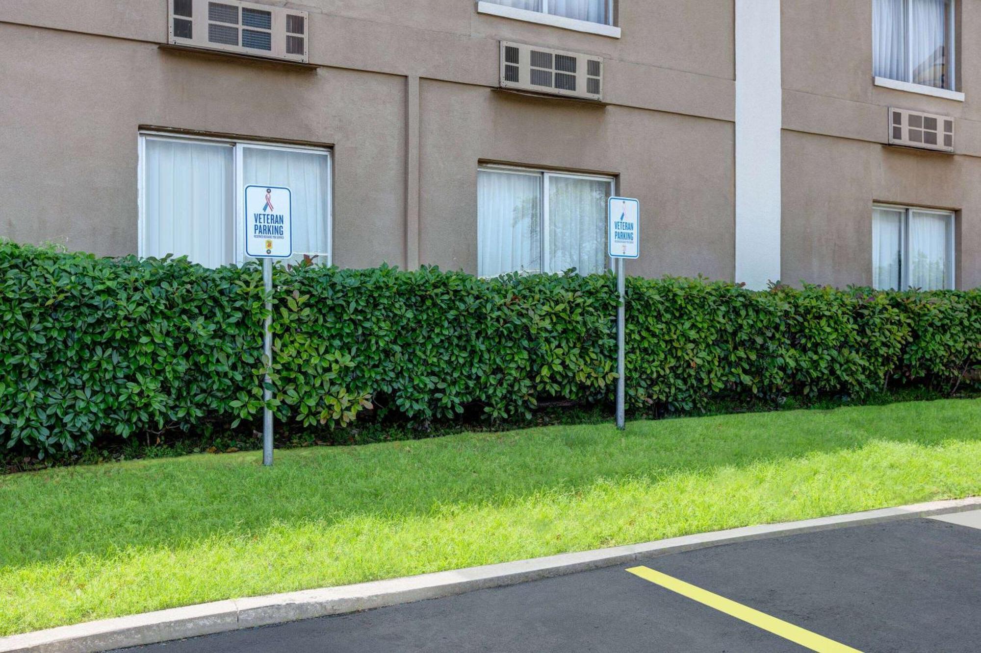 Super 8 by Wyndham Grand Prairie North Motel Bagian luar foto